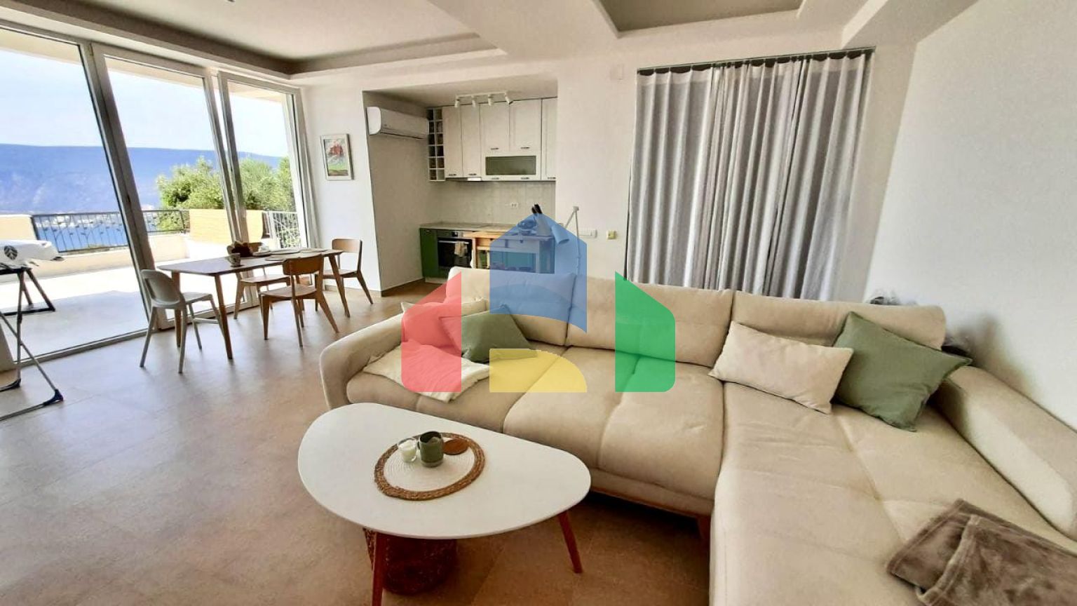 Просторная квартира с 3 спальнями и потрясающим видом на залив в современном комплексе в Херцег-Нови.