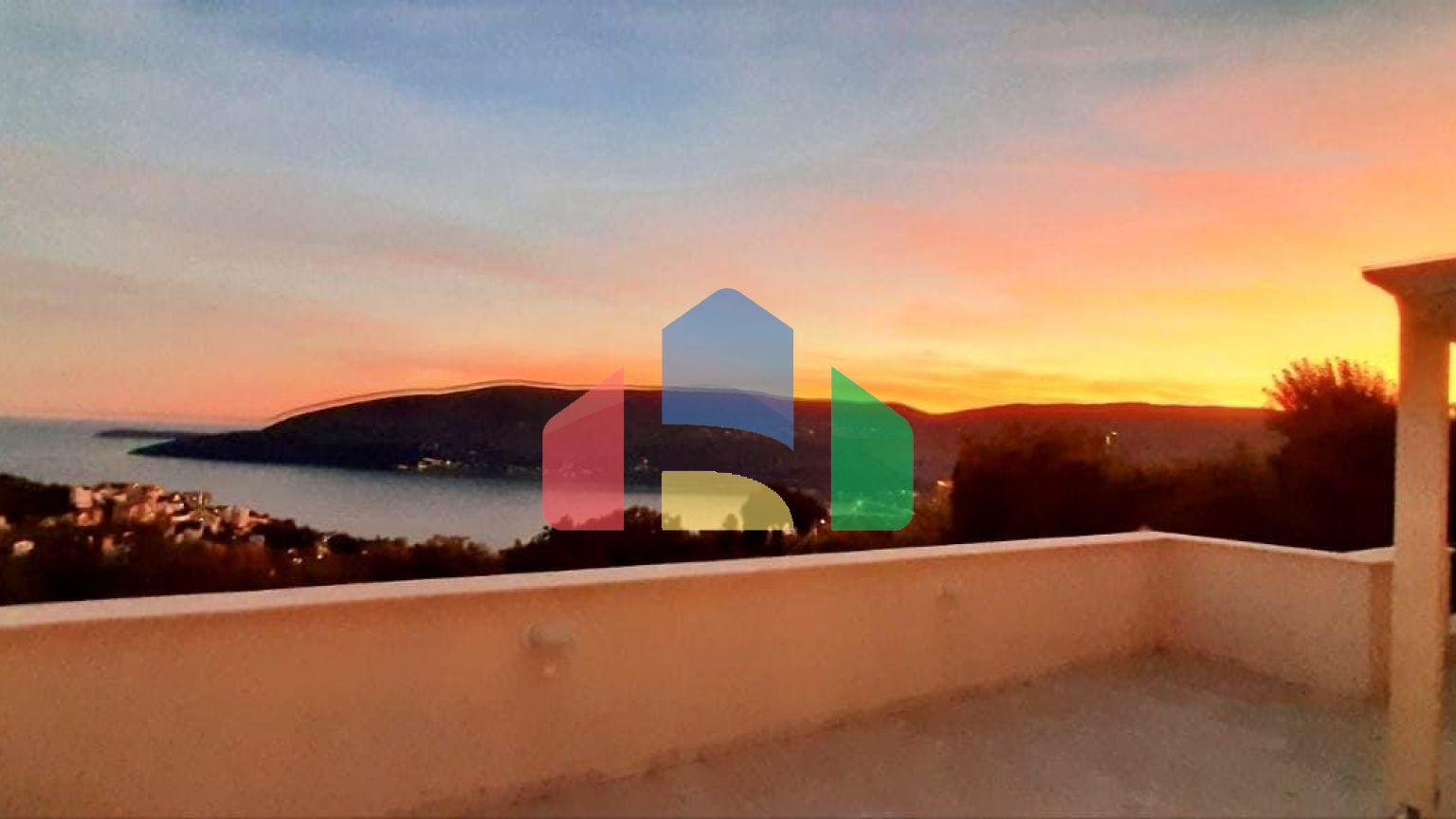 Просторная квартира с 3 спальнями и потрясающим видом на залив в современном комплексе в Херцег-Нови.