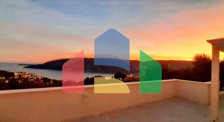 Просторная квартира с 3 спальнями и потрясающим видом на залив в современном комплексе в Херцег-Нови. Просторная квартира с 3 спальнями и потрясающим видом на залив в современном комплексе в Херцег-Нови.