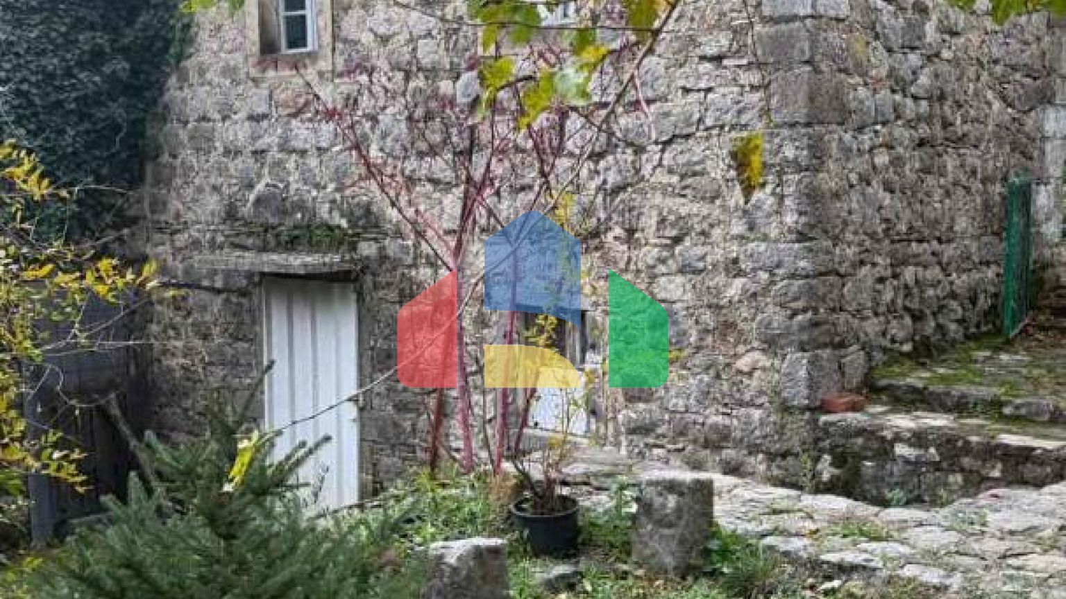 Имение с рушевиной и гостевым домиком в Херцег-Нови