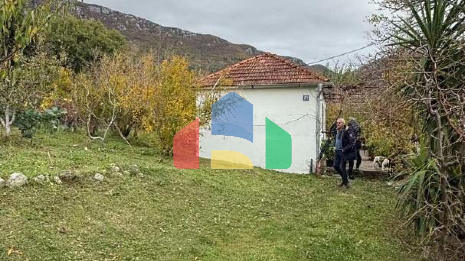 Имение с рушевиной и гостевым домиком в Херцег-Нови