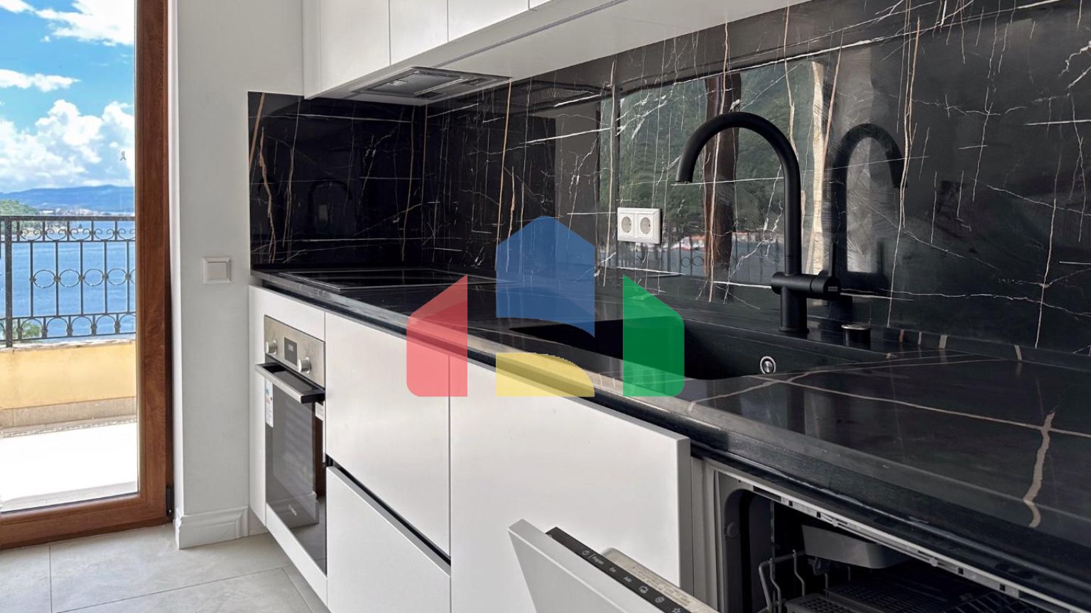 4 квартиры в комплексе для семейного отдыха в Каменари