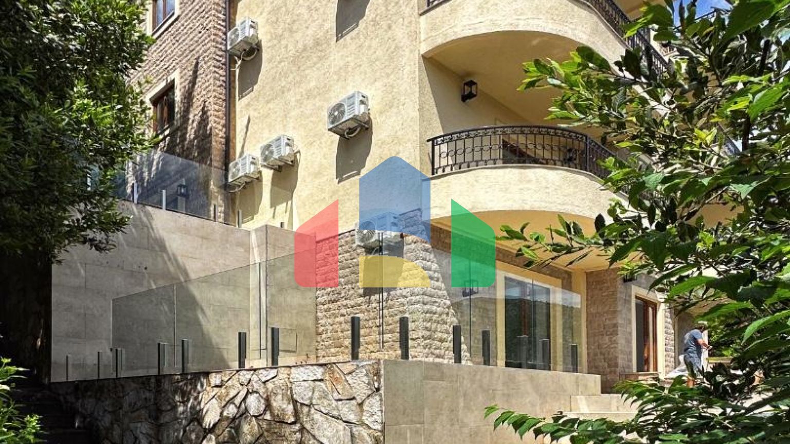 4 квартиры в комплексе для семейного отдыха в Каменари