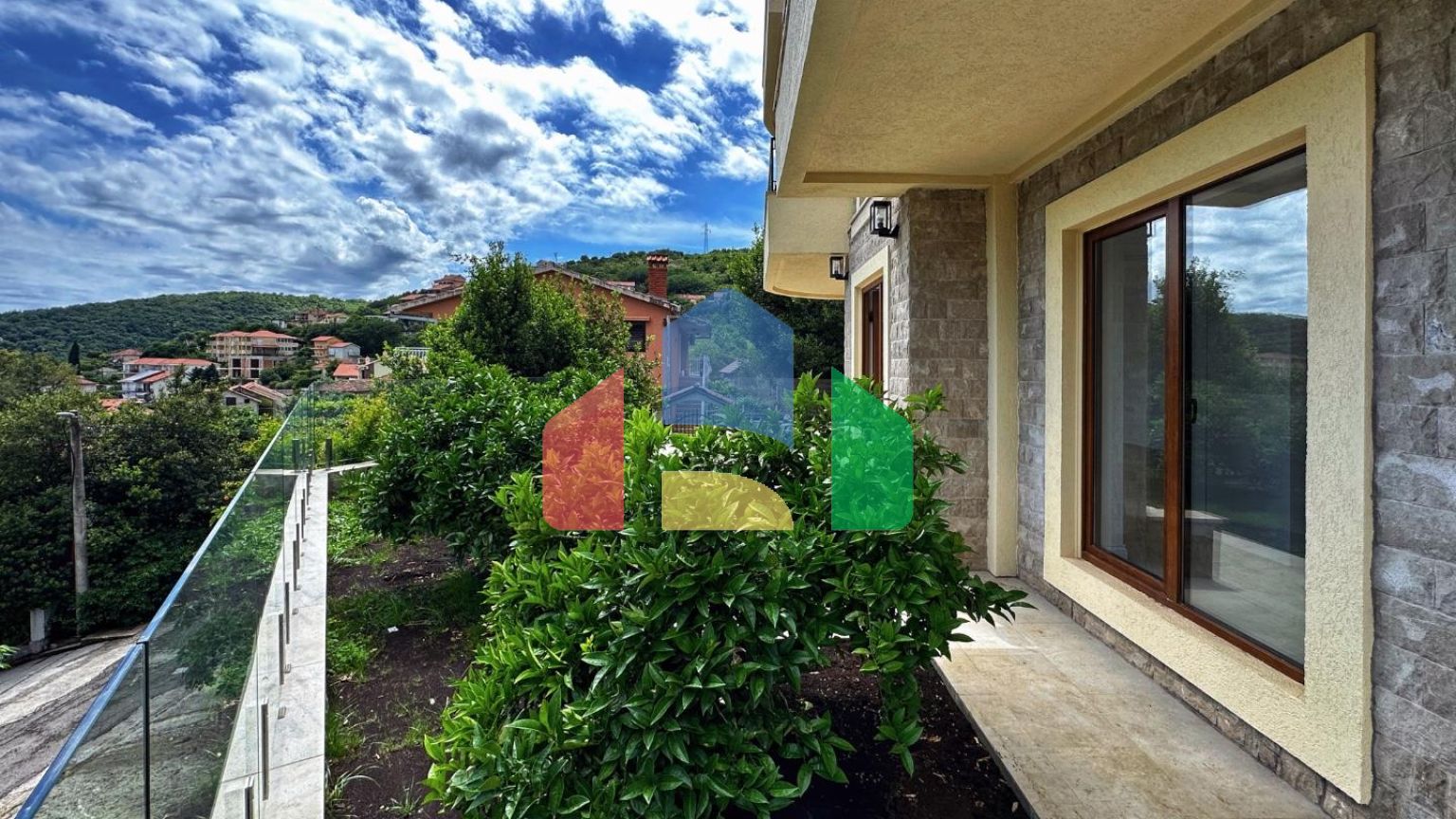 4 квартиры в комплексе для семейного отдыха в Каменари