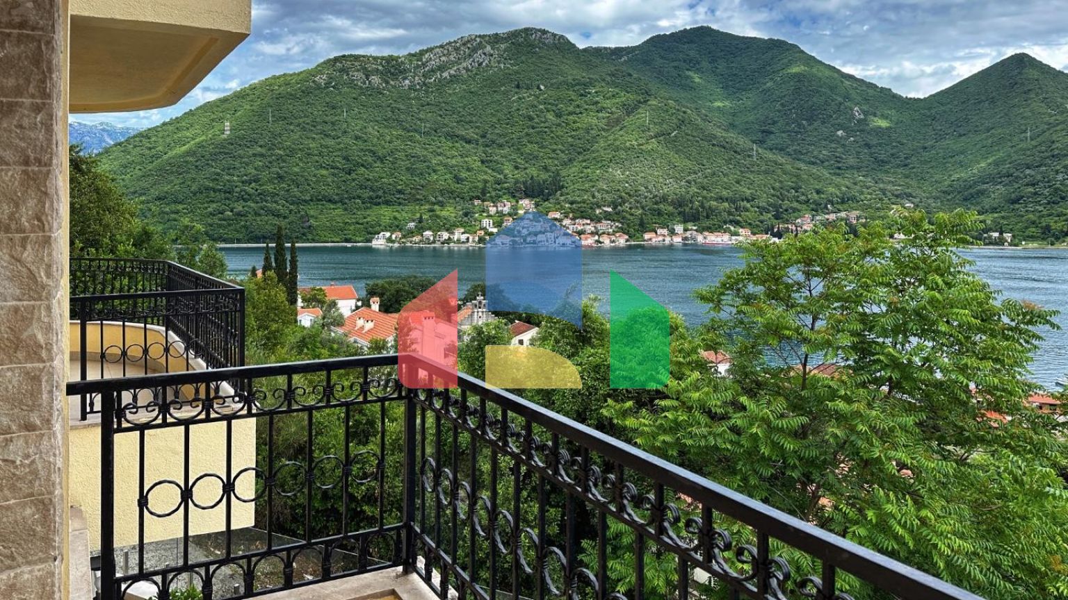 4 квартиры в комплексе для семейного отдыха в Каменари