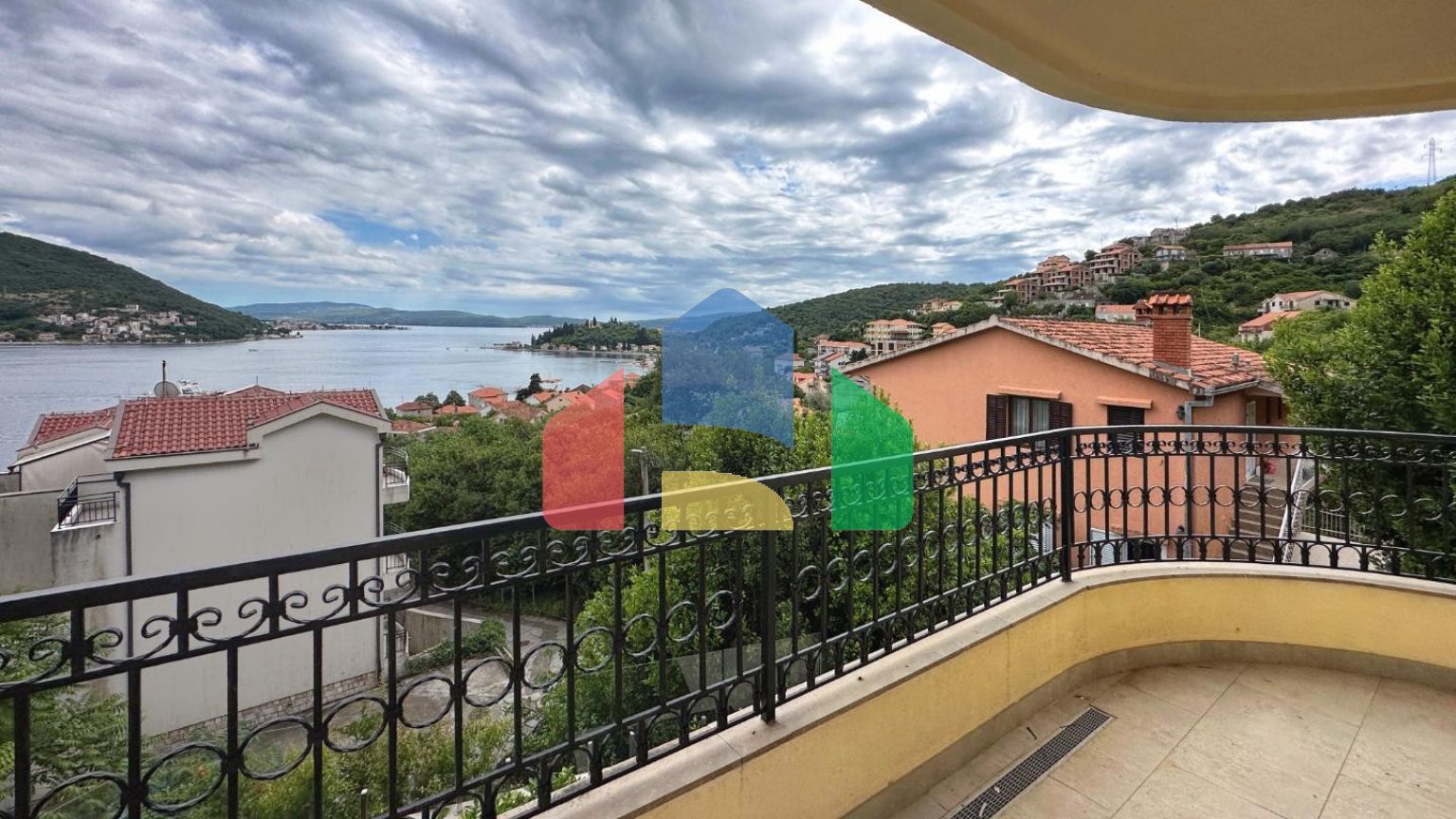 4 квартиры в комплексе для семейного отдыха в Каменари