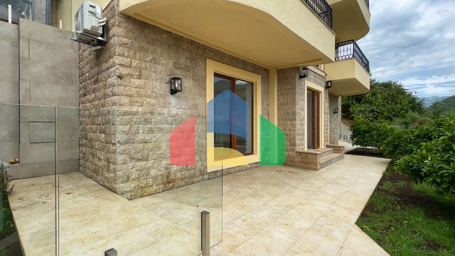 4 квартиры в комплексе для семейного отдыха в Каменари