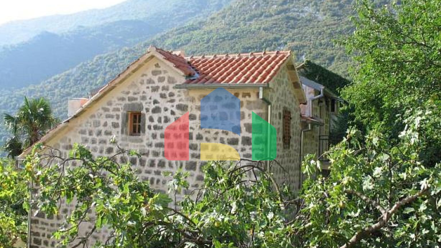 Комплекс из трех зданий в Которе