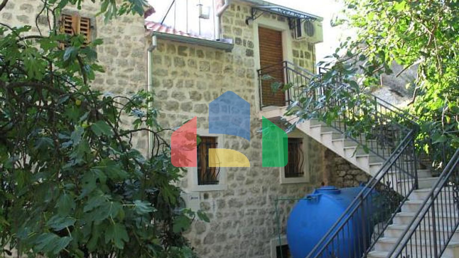 Комплекс из трех зданий в Которе