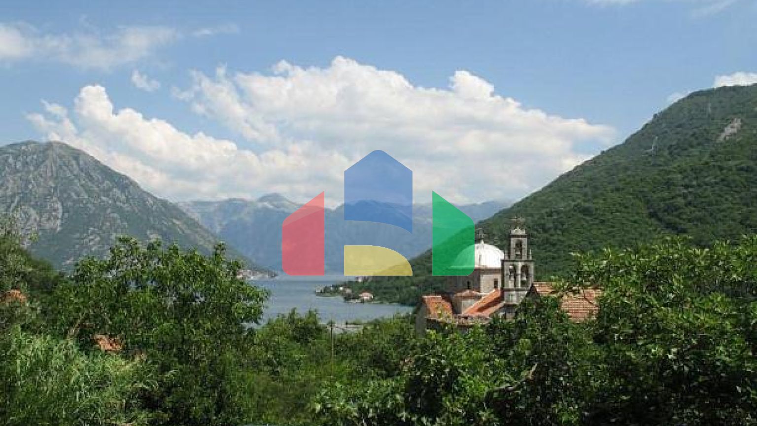 Комплекс из трех зданий в Которе