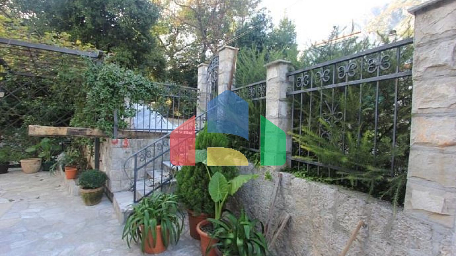 Комплекс из трех зданий в Которе