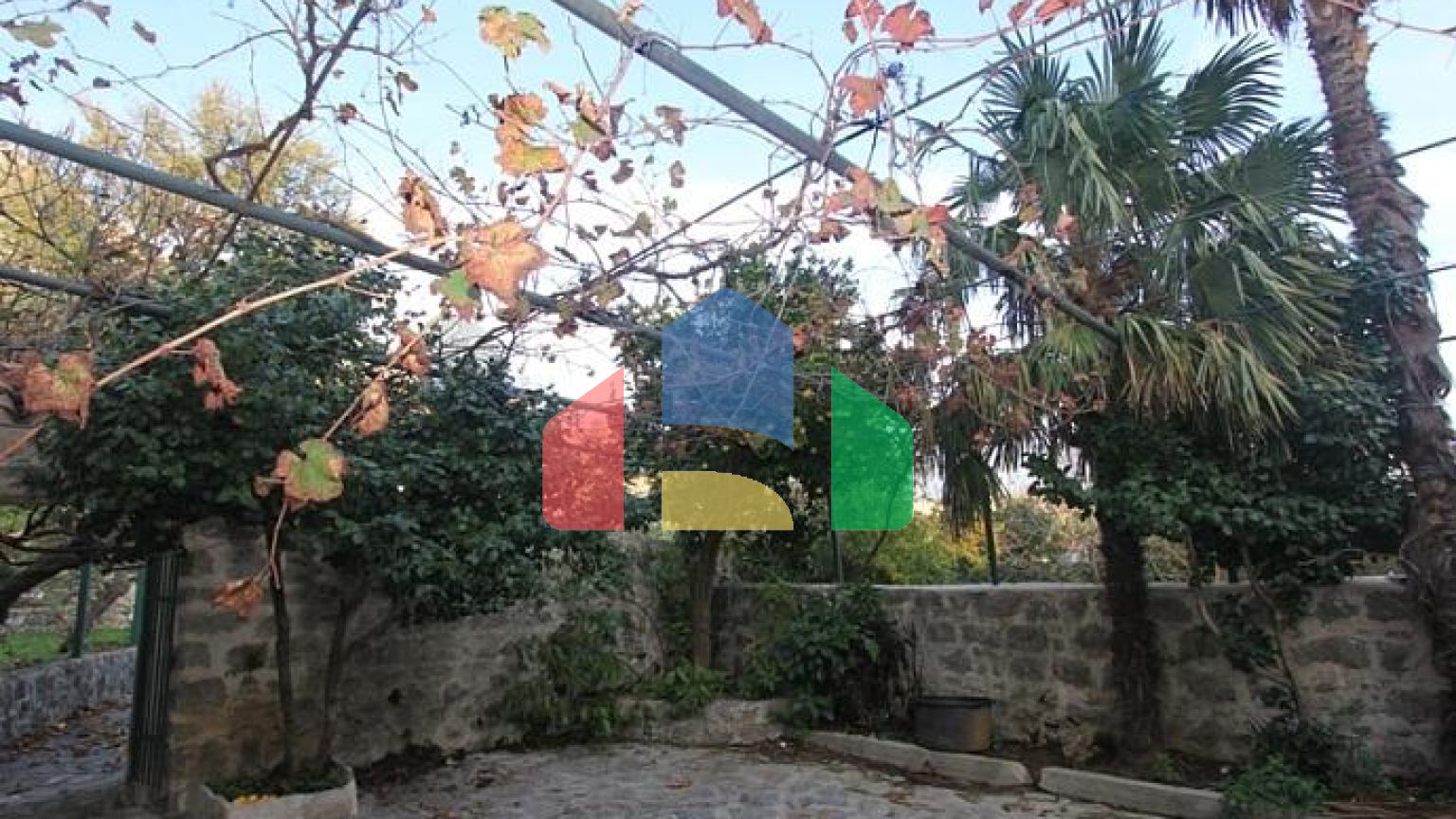 Комплекс из трех зданий в Которе