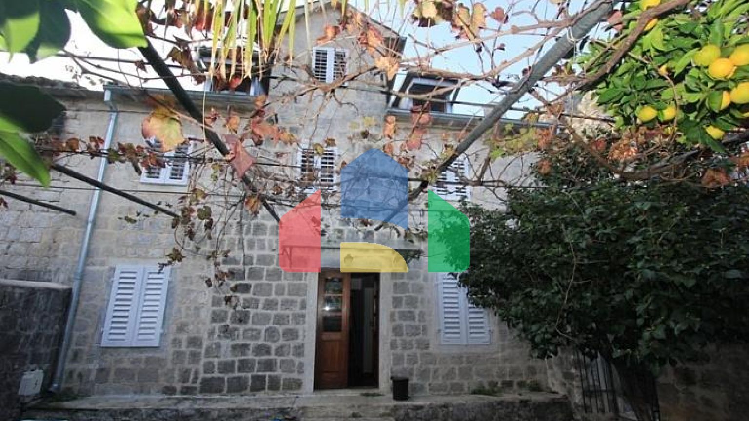 Комплекс из трех зданий в Которе