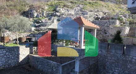 Дом с 7 спальными комнатами и видом на Бококоторский залив в Шкальяри