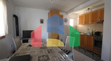 Дом с 7 спальными комнатами и видом на Бококоторский залив в Шкальяри