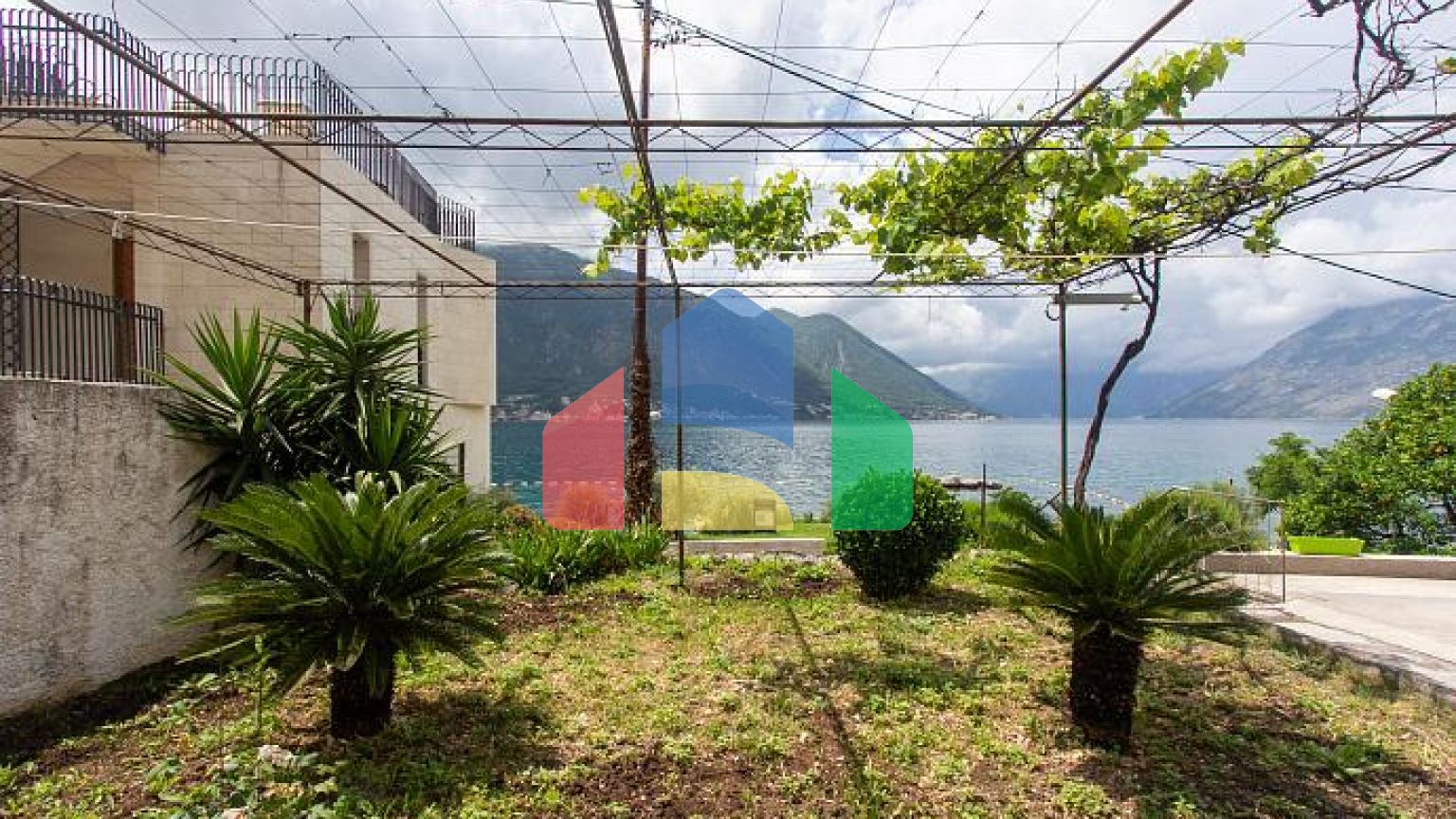 Таунхаус у моря в Доброте