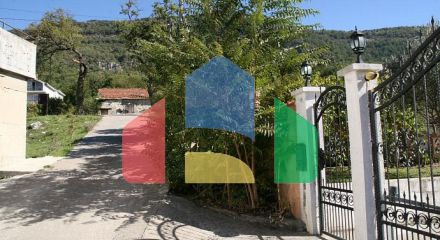 A luxurious villa with swimming pool in Kotor
