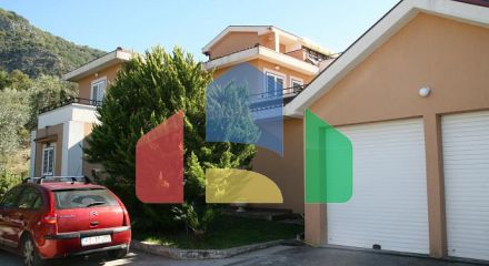 A luxurious villa with swimming pool in Kotor