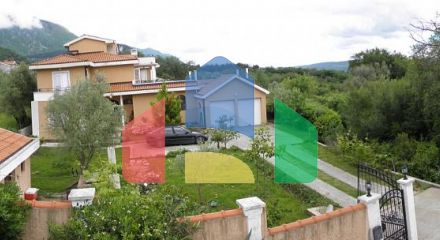 A luxurious villa with swimming pool in Kotor