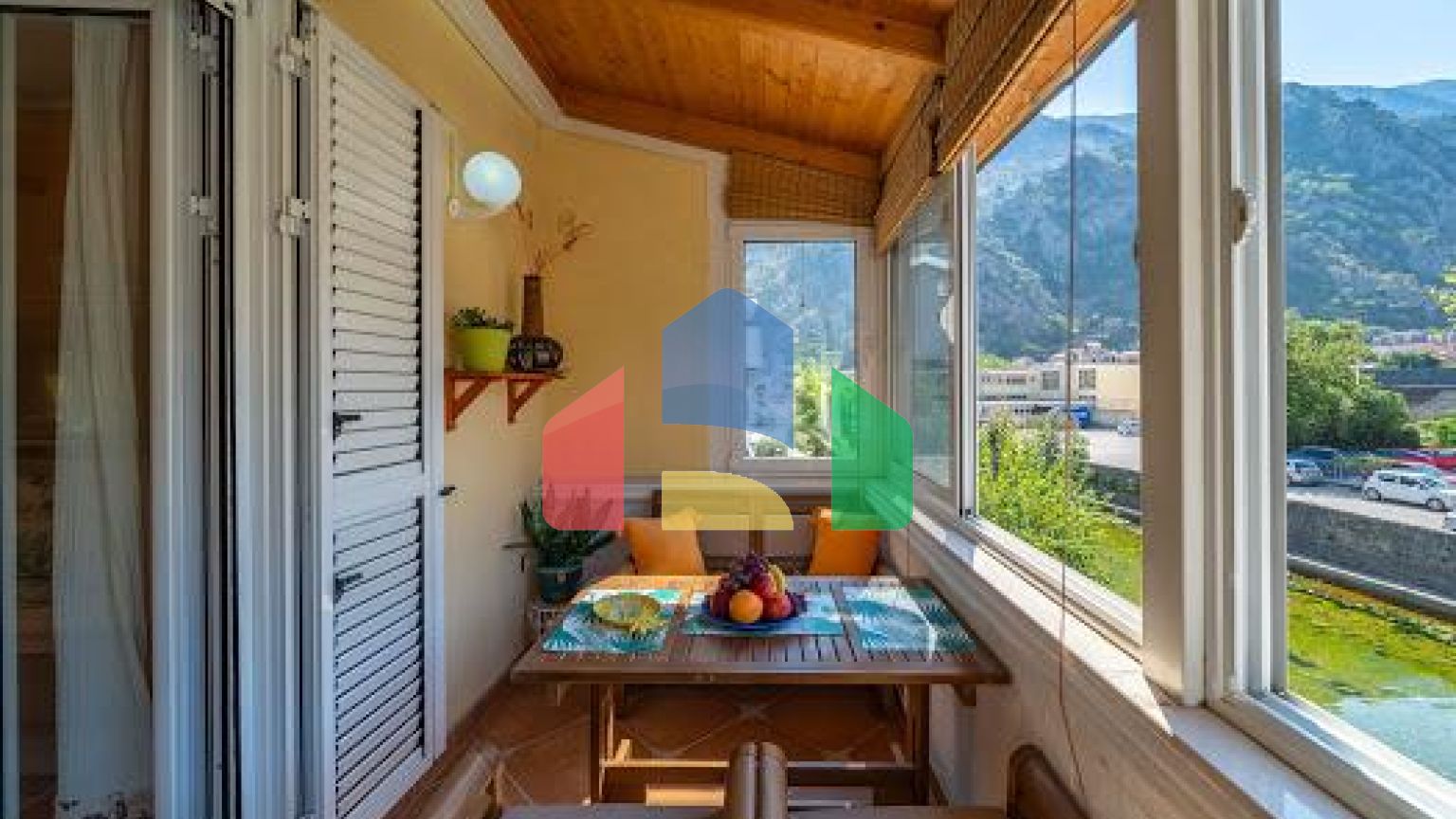 Очаровательный трехкомнатный дуплекс в Доброте: всего в нескольких шагах от моря