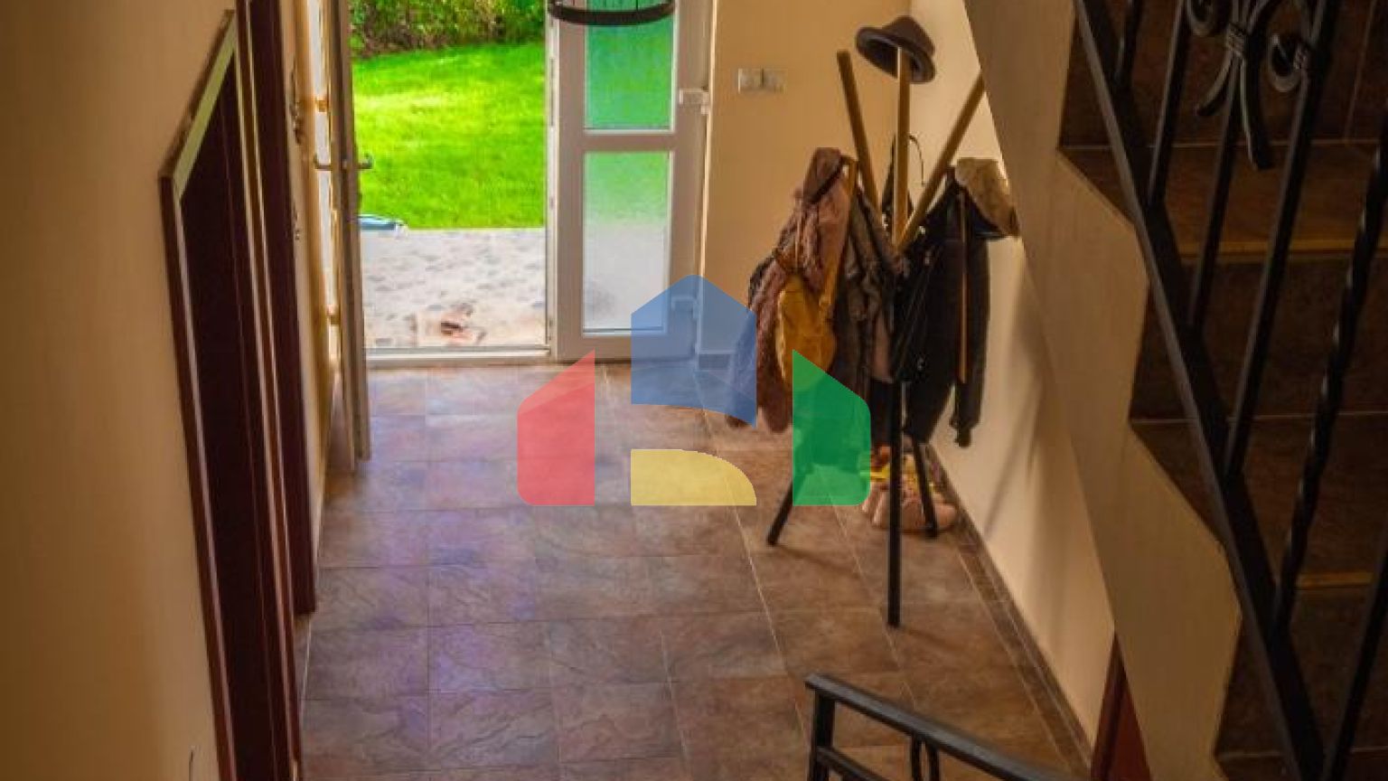 Двухэтажный дом в Круче в 60 метрах от моря