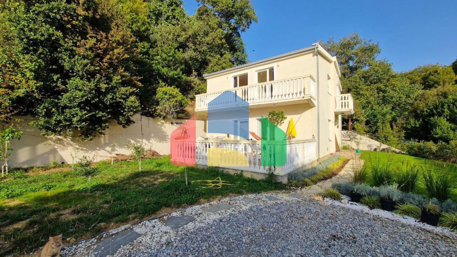 Двухэтажный дом в Круче в 60 метрах от моря