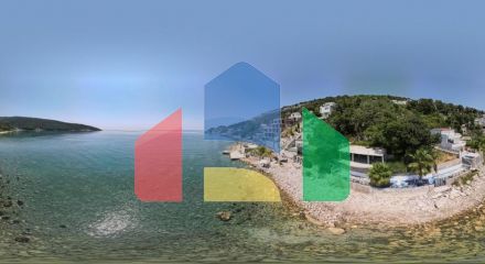 Дом в Круче с бассейном близко к морю