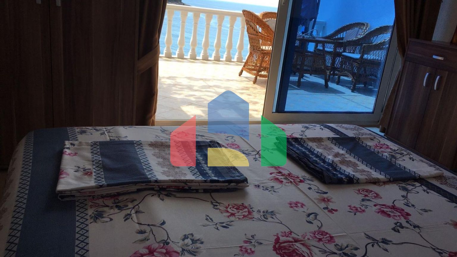 Дом в Круче с бассейном близко к морю