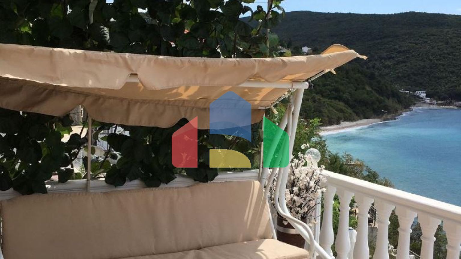 Дом в Круче с бассейном близко к морю