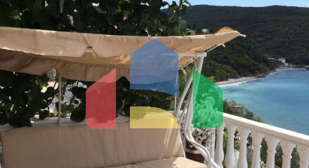 Дом в Круче с бассейном близко к морю