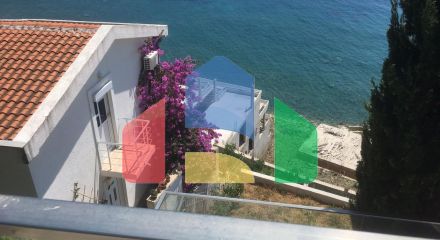 Дом в Круче с бассейном близко к морю