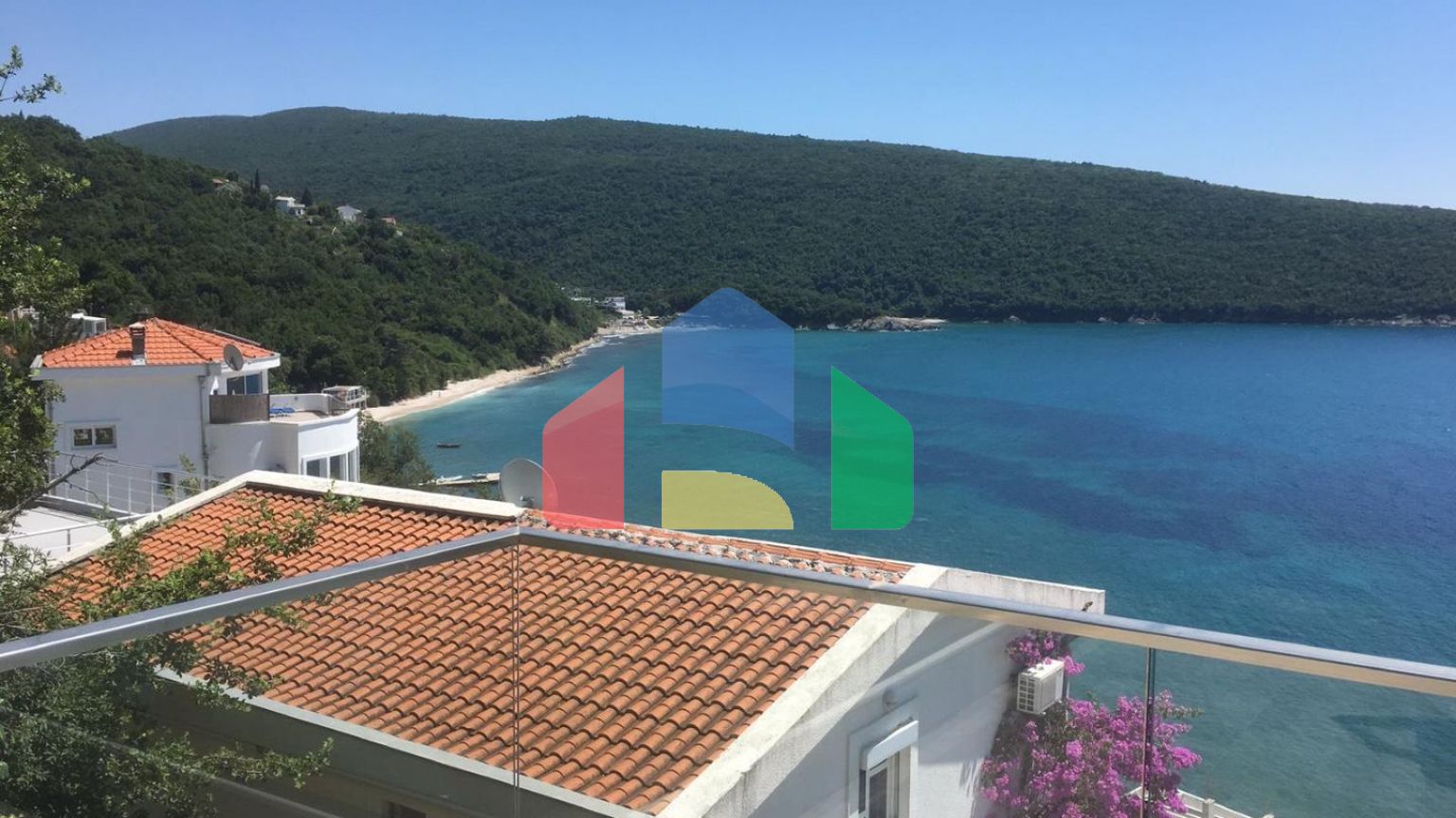 Дом в Круче с бассейном близко к морю