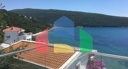 Дом в Круче с бассейном близко к морю