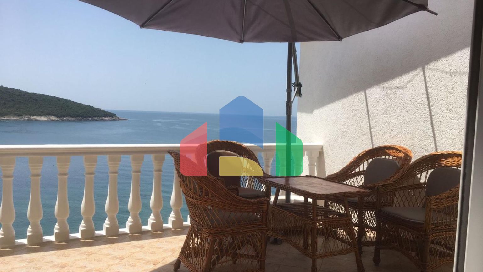 Дом в Круче с бассейном близко к морю