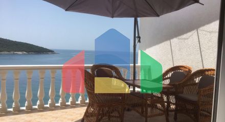 Дом в Круче с бассейном близко к морю