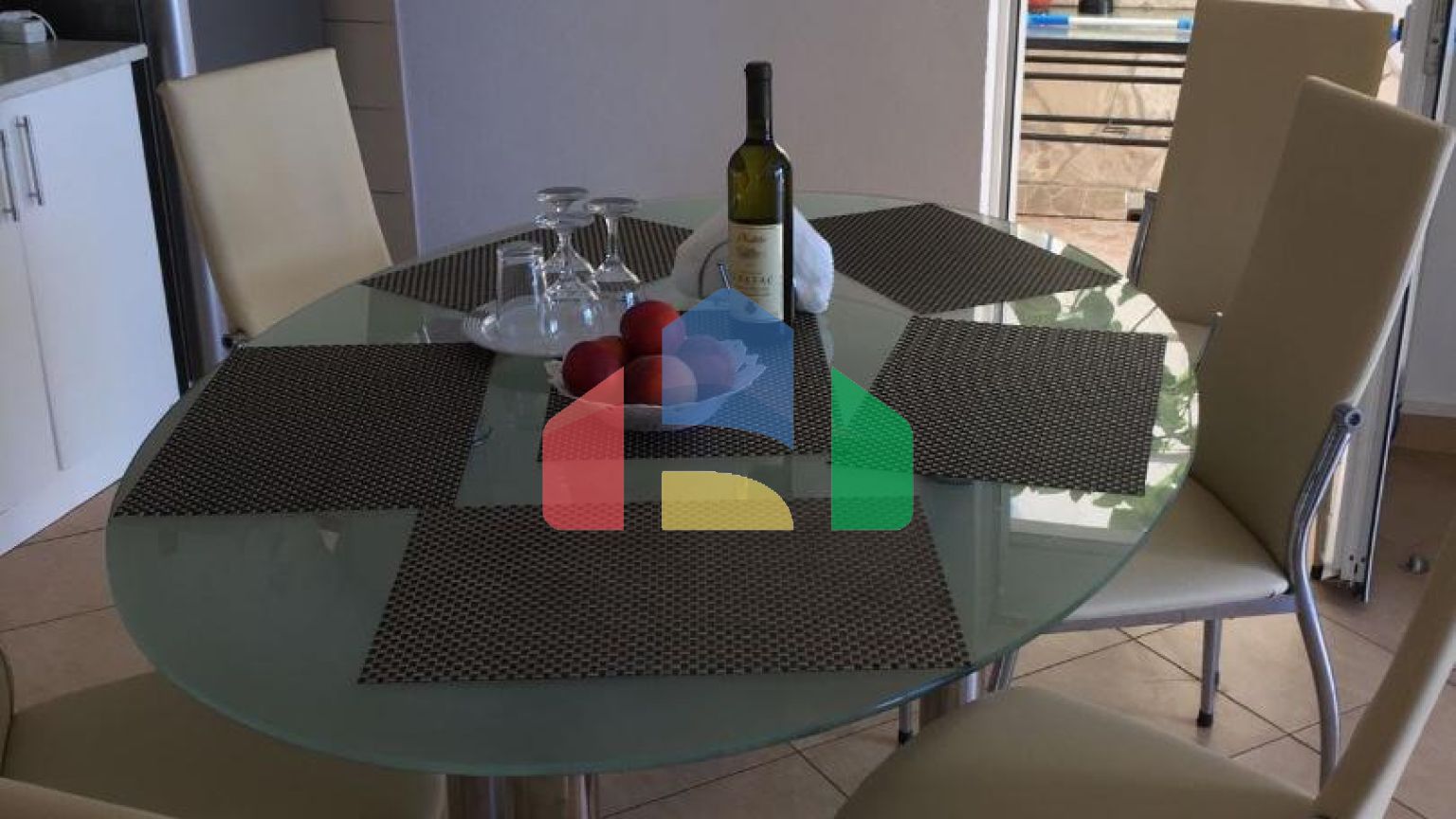 Дом в Круче с бассейном близко к морю