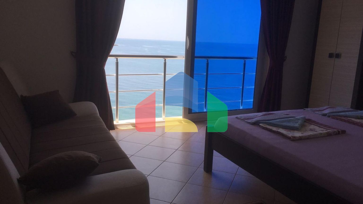 Дом в Круче с бассейном близко к морю