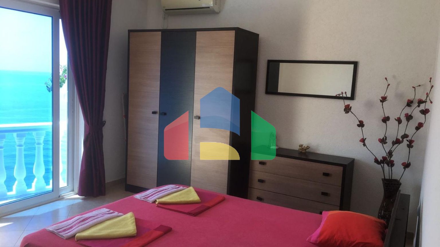 Дом в Круче с бассейном близко к морю