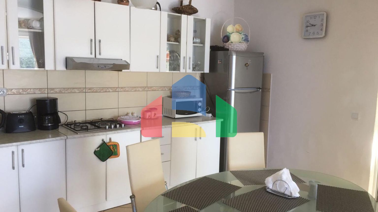 Дом в Круче с бассейном близко к морю