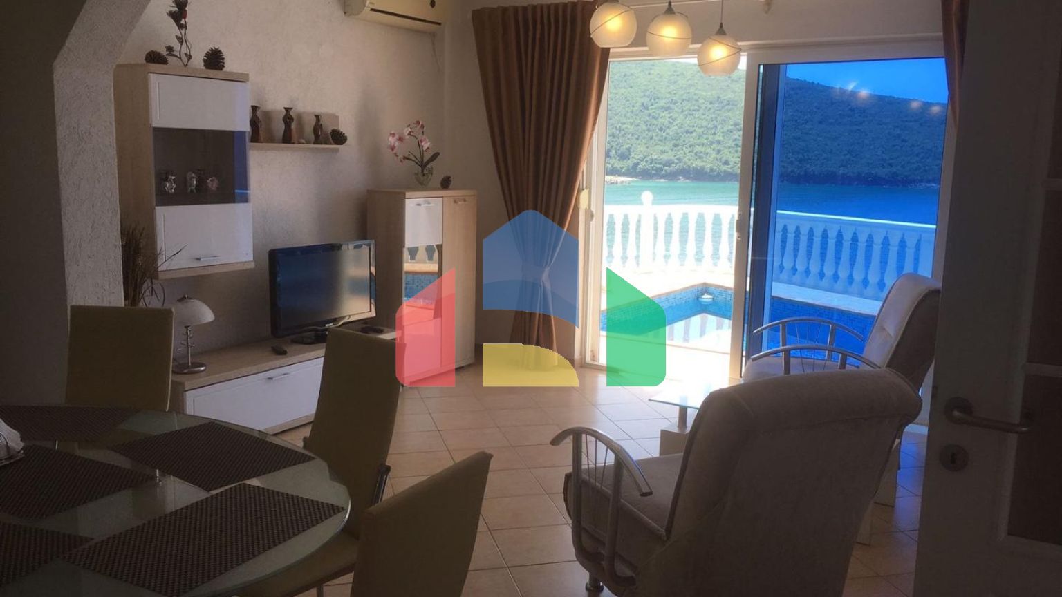 Дом в Круче с бассейном близко к морю