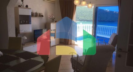 Дом в Круче с бассейном близко к морю