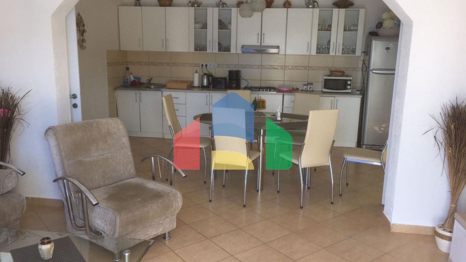 Дом в Круче с бассейном близко к морю