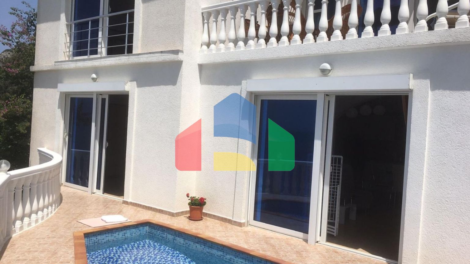 Дом в Круче с бассейном близко к морю