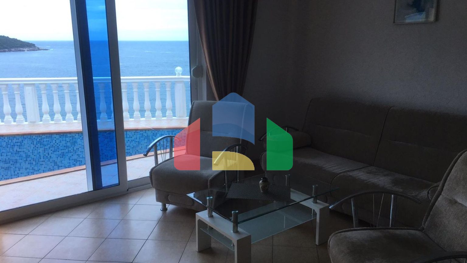 Дом в Круче с бассейном близко к морю