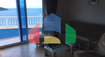 Дом в Круче с бассейном близко к морю