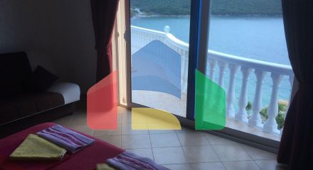 Дом в Круче с бассейном близко к морю