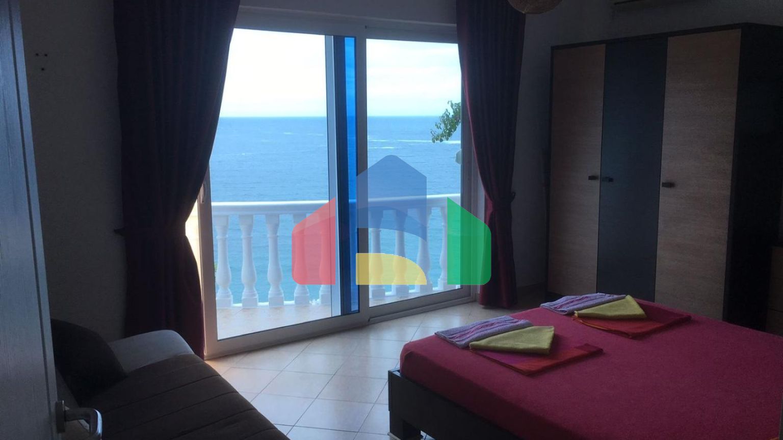 Дом в Круче с бассейном близко к морю