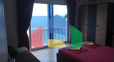 Дом в Круче с бассейном близко к морю