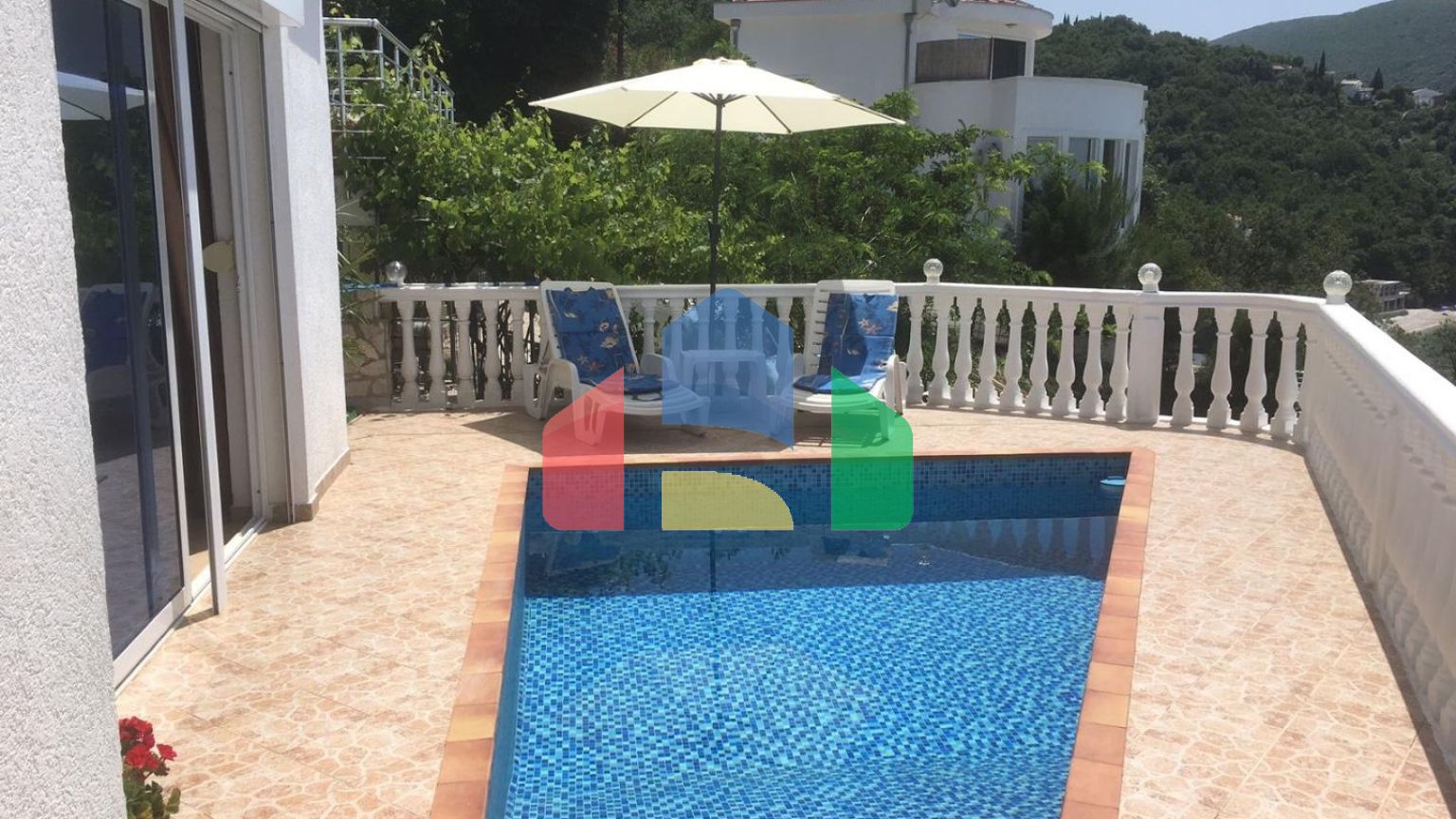 Дом в Круче с бассейном близко к морю