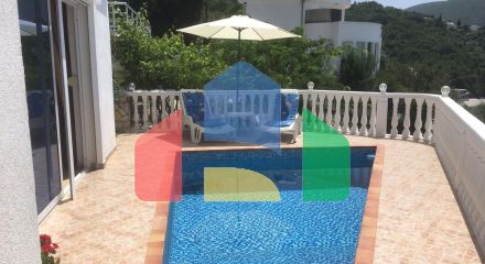 Дом в Круче с бассейном близко к морю